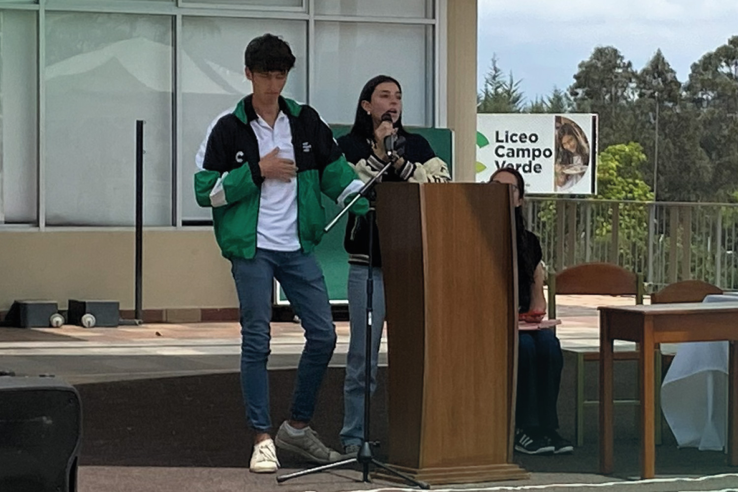 El 13 de octubre de 2025, el Liceo Campo Verde llevará a cabo el debate de los candidatos al Consejo Estudiantil, un espacio clave dentro del proceso democrático escolar. En esta jornada, las listas participantes presentarán sus propuestas y responderán preguntas que permitirán a la comunidad estudiantil conocer de cerca sus planes, prioridades y visión de liderazgo. El debate fomentará el respeto, la argumentación y el diálogo constructivo, fortaleciendo en los jóvenes la importancia de la participación responsable y el pensamiento crítico. Este encuentro no solo será una oportunidad para contrastar ideas, sino también para motivar a los estudiantes a ejercer un voto consciente e informado. Un evento formativo que refleja el compromiso con la democracia y la ciudadanía activa.
